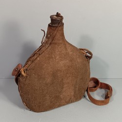 GOURDE OU BIDON DE 2 LITRES ARMEE FRANCAISE MODELE 1935 TISSU KAKI ET AVEC SA BRETELLE